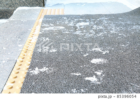 滑り止め用マット（屋外・雪の日） 85396054