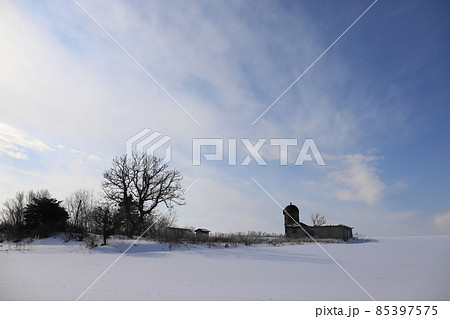 北海道　空知地方　牧場のある風景 85397575