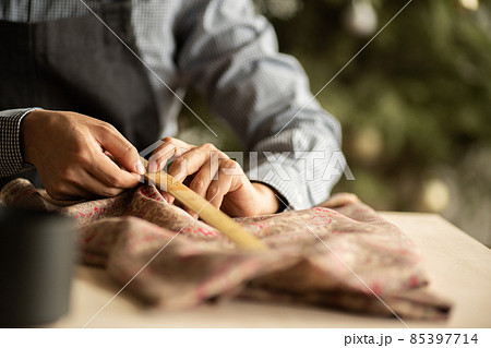 布を裁つ職人の手元 布を裁つ職人の手元 85397714