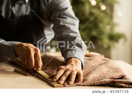 布を裁つ職人の手元 布を裁つ職人の手元 85397716