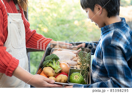 地産地消、産地直送のとれたての素材をみてびっくりする子ども 85398295