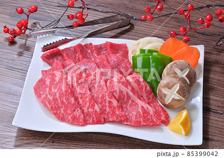 焼肉（牛肉モモ肉、ロース肉）と野菜焼きのイメージ。国産交雑牛肉。未加熱の生肉と生野菜です。 85399042