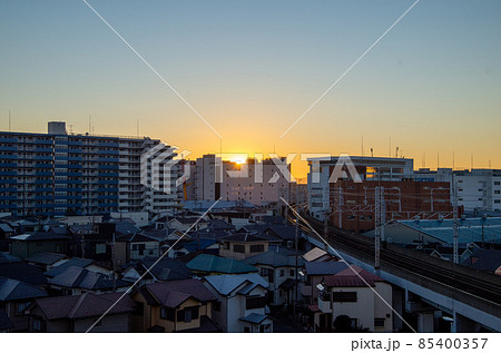 住宅街に沈む太陽 住宅街に沈む太陽 85400357