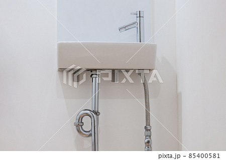 洗面所の下の排水管 85400581