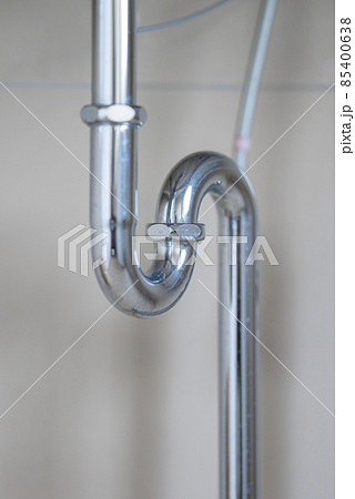 【縦位置】洗面所の下の排水管 【縦位置】洗面所の下の排水管 85400638