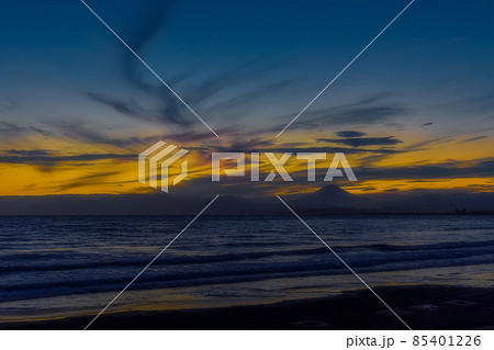 片瀬西浜の夕焼け 85401226