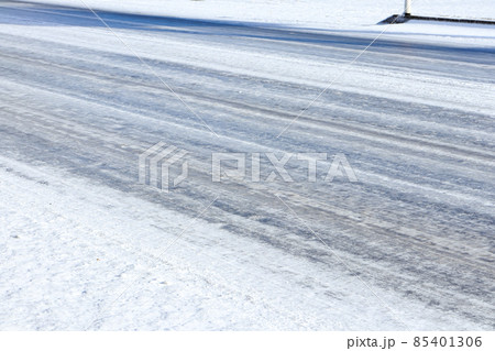 気温が下がり滑りやすくなった雪道 85401306