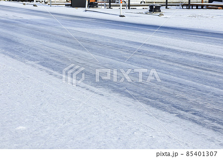 気温が下がり滑りやすくなった雪道 85401307