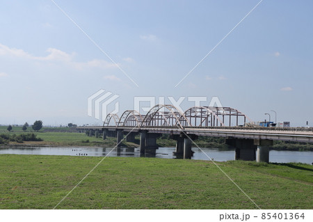 埼玉県熊谷市の利根川に架かる刀水橋 85401364