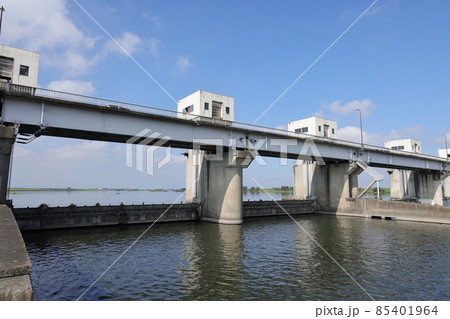 埼玉県行田市の利根川に設置されている利根大堰 85401964