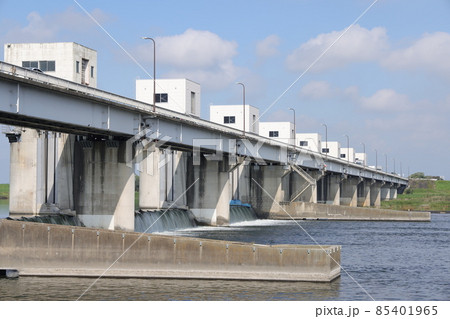 埼玉県行田市の利根川に設置されている利根大堰 85401965
