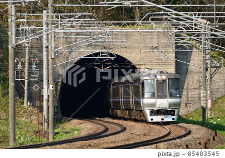 嵐山トンネルを抜けて西日を浴びる特急「スーパーカムイ」 嵐山トンネルを抜けて西日を浴びる特急「スーパーカムイ」 85403545