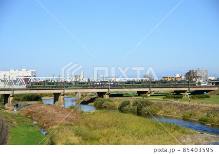 終着札幌駅が近づき速度を落としながら豊平川を渡る快速「エアポート」 85403595