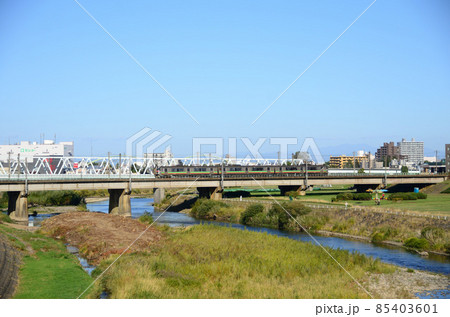 爽やかな風が吹く豊平川を軽快に通過してゆく普通列車 85403601