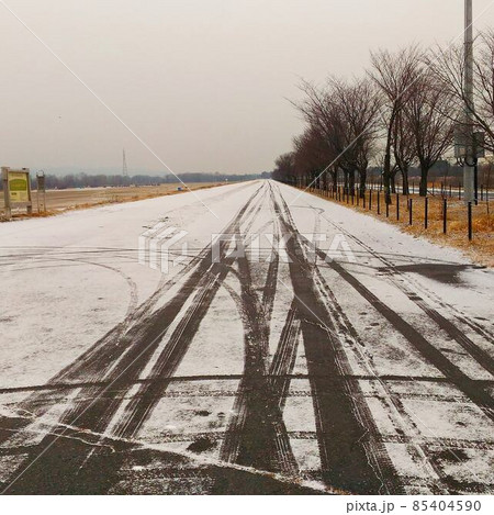 北海道帯広市東部の積雪路面 85404590