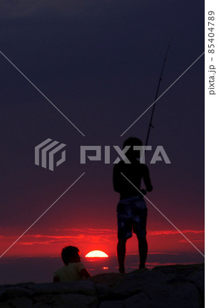 釣り人と淡路島の夕日 釣り人と淡路島の夕日 85404789