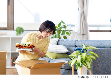 引っ越しする若い女性 85404813