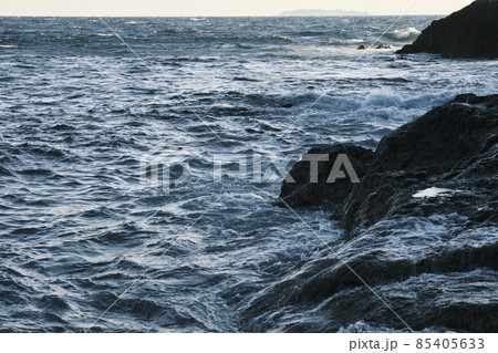 三石海岸の岩礁と海 三石海岸の岩礁と海 85405633