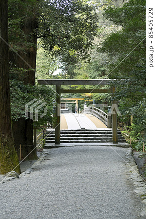 伊勢神宮の風日祈宮橋と鳥居 85405729