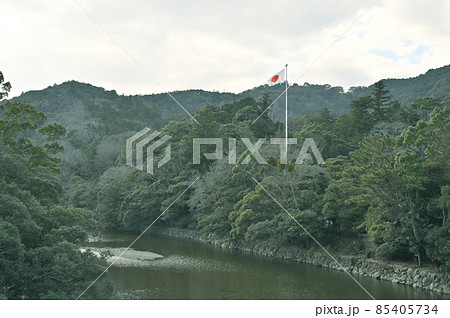 伊勢神宮（五十鈴川に掲げる日の丸） 85405734