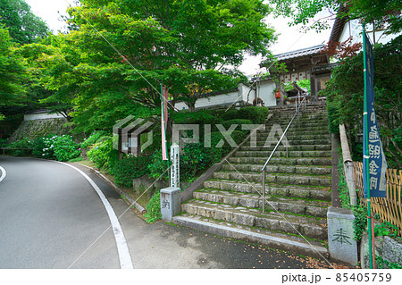 梅雨空の花の山寺・普門寺の風景1　岡山県真庭市 85405759