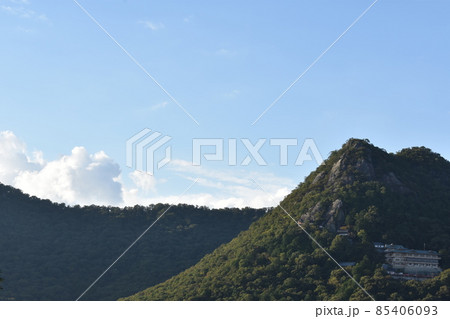 秋の綺麗な空と太郎坊山 秋の綺麗な空と太郎坊山 85406093