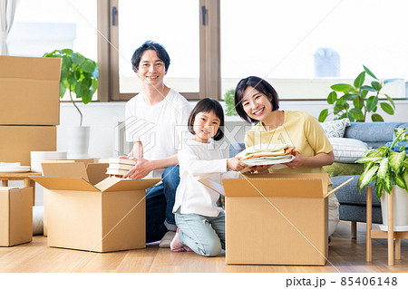 引越しの若い家族 85406148
