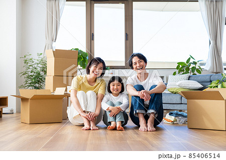 引越しの若い家族 引越しの若い家族 85406514