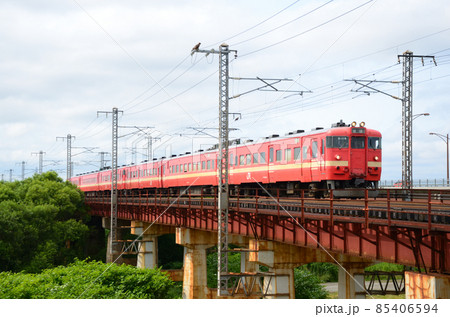 夕張川橋梁を行く711系の先頭車3扉化改造編成を2本連ねた普通列車 85406594