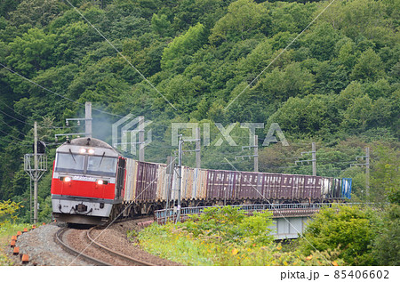 連続する勾配区間をエンジン音も高らかに力走する貨物列車 連続する勾配区間をエンジン音も高らかに力走する貨物列車 85406602