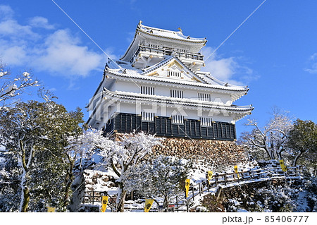 岐阜城金華山の雪景色と晴天 85406777