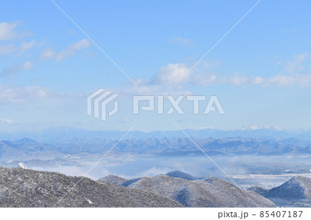 岐阜城天守閣から見た雪景色と山脈 85407187