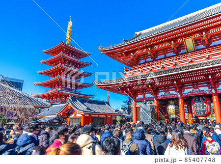 日本の東京都市景観 新年を迎えた東京・浅草寺はコロナ禍前と変わらない人出。オミクロン株が…=1月1日 日本の東京都市景観 新年を迎えた東京・浅草寺はコロナ禍前と変わらない人出。オミクロン株が…=1月1日 85407748