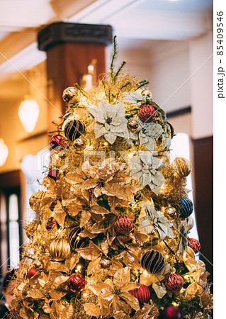 ホテル ロビー クリスマスツリー ホテル ロビー クリスマスツリー 85409546
