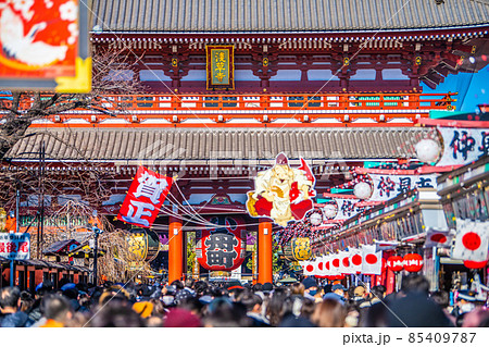 日本の東京都市景観 新年を迎えた東京・浅草寺はコロナ禍前と変わらない人出・一方通行。オ株が…＝1日 85409787