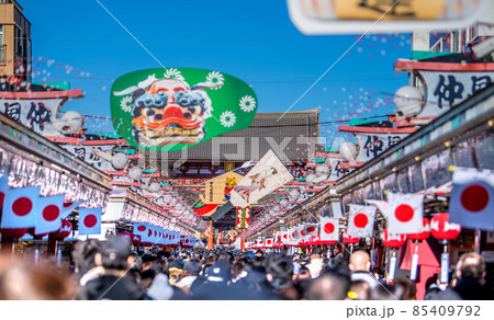 日本の東京都市景観 新年を迎えた東京・浅草寺はコロナ禍前と変わらない人出・一方通行。オ株が…＝1日 85409792