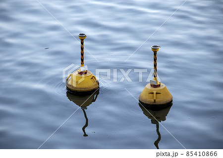 川に浮いた浮き具 川に浮いた浮き具 85410866
