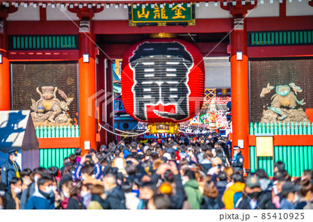 日本の東京都市景観 新年を迎えた東京・浅草寺はコロナ禍前と変わらない驚愕の人出。オ株が…＝1日 85410925