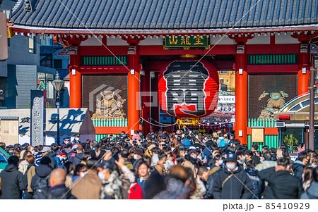 日本の東京都市景観 新年を迎えた東京・浅草寺はコロナ禍前と変わらない驚愕の人出。オ株が…＝1日 85410929