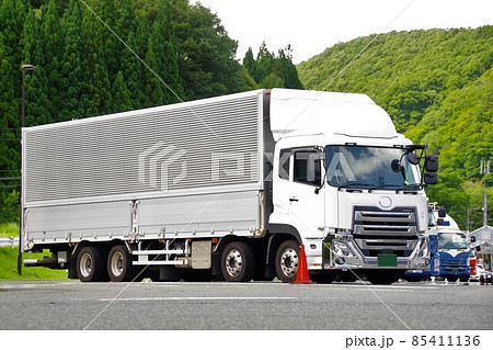 パーキングに停まるトラック 低床4軸車 パーキングに停まるトラック 低床4軸車 85411136