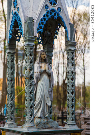figure of the Virgin Mary in the ancient Catholic cemetery of Kalvaria in Minsk (Belarus) 85412035