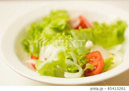 Vegetarian salad - greens, tomato and onion 85413261