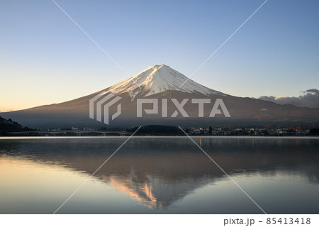 河口湖畔より望む早朝の紅富士（逆さ富士） 85413418