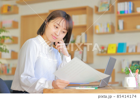 頬杖をついて考えるデザイナー1 頬杖をついて考えるデザイナー1 85414174