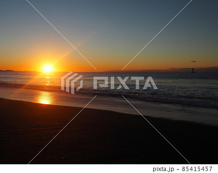2022　初日の出　湘南の海　海岸海　海岸　波打ち際　オレンジ色の太陽　　 85415457