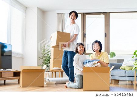 引越しする若い家族 85415463