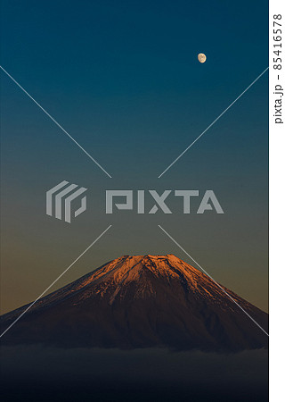 夕焼けに染まる富士山と月 夕焼けに染まる富士山と月 85416578