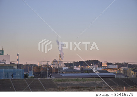 夕暮れのグラデーションと工場の煙 85416579