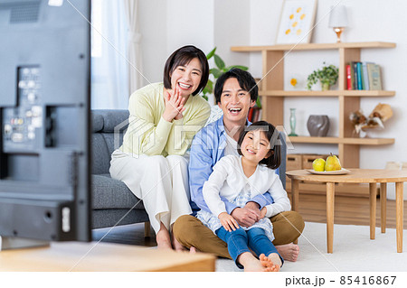 テレビを見る若い家族 85416867