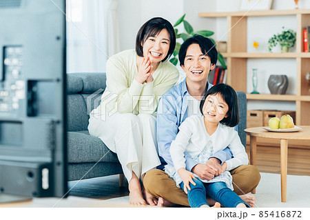テレビを見る若い家族 85416872